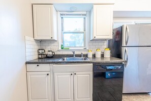 Microwave, oven, stovetop, coffee/tea maker - Crew and Family Oasis (Lincoln Park)