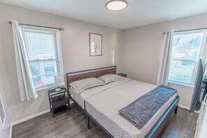 Iron/ironing board, travel cot, WiFi, bed sheets - Crew and Family Oasis (Lincoln Park)