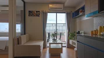 Íbúð - svalir - borgarsýn | Skrifborð, vinnuaðstaða fyrir fartölvur