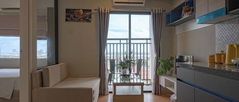 Departamento, balcón, vista a la ciudad | Escritorio y espacio para trabajar con laptop