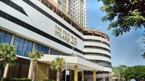 Un edificio moderno con el letrero "The Star Paris 23", que indica un hotel u otro establecimiento similar.