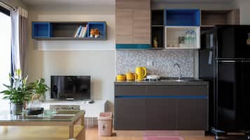 Íbúð - svalir - borgarsýn | Einkaeldhús | Ísskápur, uppþvottavél, pottar/pönnur/diskar/hnífapör