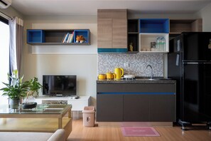 Apartamento, balcón, vistas a la ciudad | Cocina privada | Frigorífico, lavavajillas y utensilios de cocina