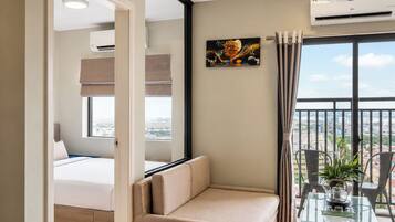 Apartment, Balcony, City View | Living area
