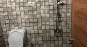 Artículos de tocador gratuitos, secador de pelo, toallas, jabón