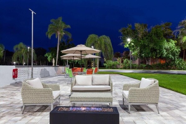 Outdoor dining - 4 Units in 2 Queen Beds Each w/ Pool! Near Disney (Kissimmee)