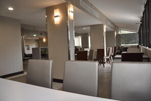 Dining - Close to Disney! 4 Sleek Units, Pool, Shuttle! (Kissimmee)