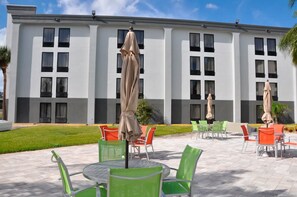 Outdoor dining - Enjoy Theme Park Fun at Spacious Resort Orlando (Kissimmee)
