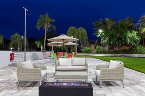 Outdoor dining - Enjoy Theme Park Fun at Spacious Resort Orlando (Kissimmee)