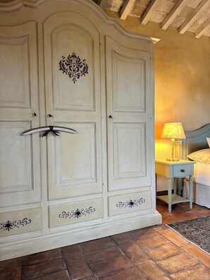 雙人房, 庭院, 花園景觀 | 記憶床墊、免費迷你吧物品、遮光布/窗簾、熨斗/熨衣板