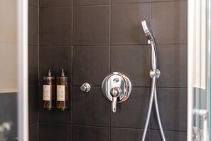 Doppelzimmer, Gartenblick | Badezimmer | Dusche, kostenlose Toilettenartikel, Haartrockner, Hausschuhe