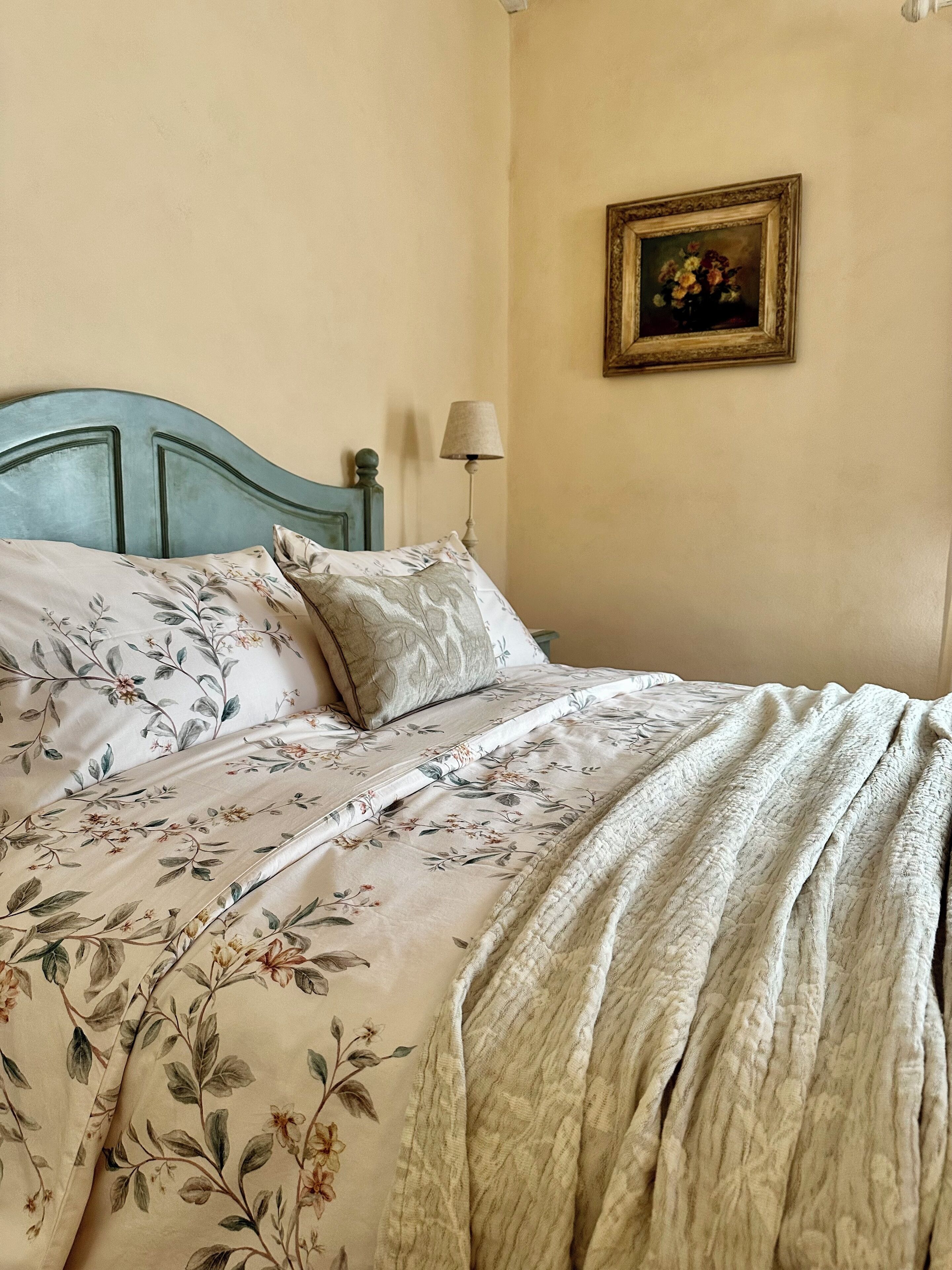 أسرّة بإسفنج يتكيف مع شكل الجسم ومأكولات ومشروبات مجانية في الميني بار