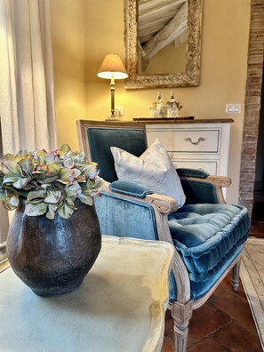 أسرّة بإسفنج يتكيف مع شكل الجسم ومأكولات ومشروبات مجانية في الميني بار