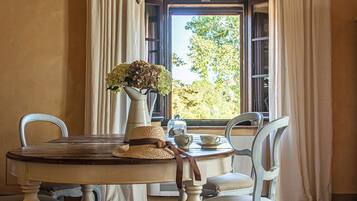 Coin salon dans le hall