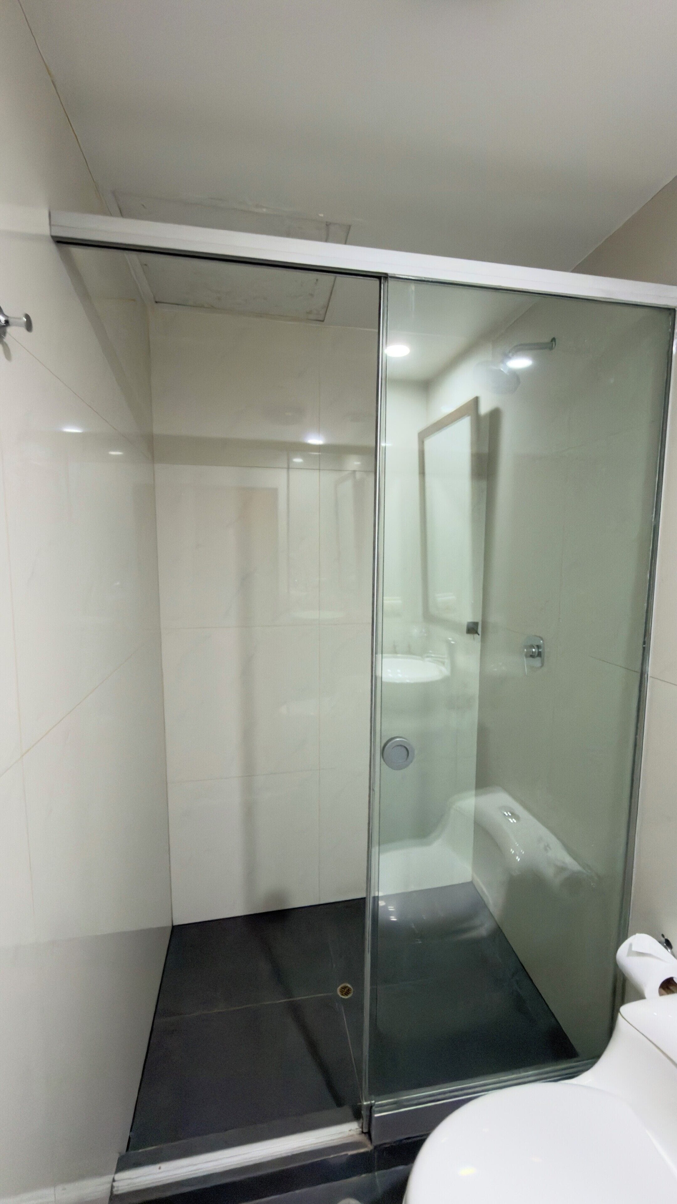 Een haardroger, handdoeken, zeep, shampoo