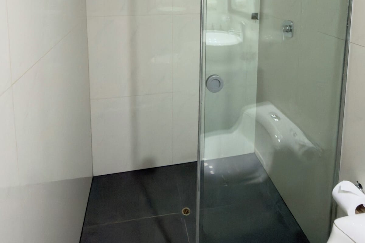 Een haardroger, handdoeken, zeep, shampoo