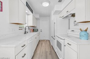 Private kitchen - Charming Fort Myers Retreat Minutes to Downtown & Edison Estates (Fort Myers)