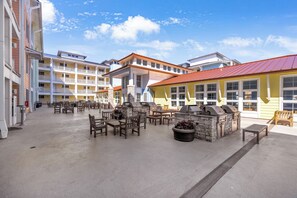 Outdoor dining - 
Sea-N-Stars is Steps to the Beach and Pool View (Virginia Beach)