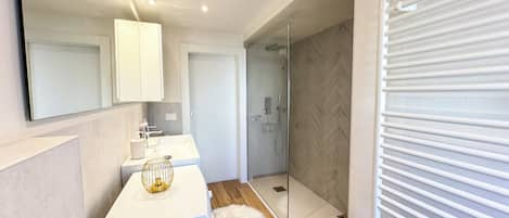 Regadera, amenidades de baño gratuitas, secadora de cabello, bidet
