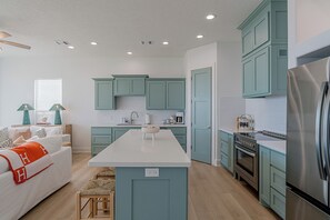 Fridge, microwave, oven, stovetop - Beachfront + Hot Tub + 16 Guests + 5 BR + Pets + Outdoor Games + Beach Gear/Toys (Bolivar Peninsula)