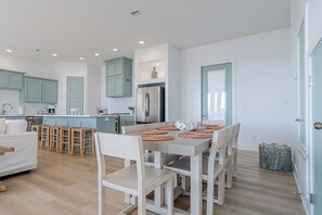Dining - Beachfront + Hot Tub + 16 Guests + 5 BR + Pets + Outdoor Games + Beach Gear/Toys (Bolivar Peninsula)