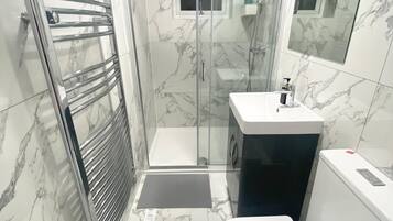 Regadera, secadora de cabello, toallas, jabón