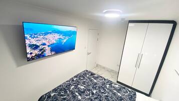 Tabla de planchar con plancha, wifi y ropa de cama