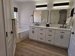Een douche, een haardroger, handdoeken, zeep