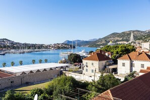 خزنة داخل الغرفة ومكواة/لوح كي وواي فاي مجانًا