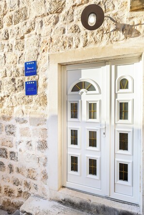 숙박 시설 입구