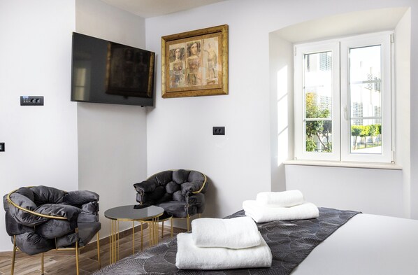 럭셔리 더블룸, 부분 바다 전망 | 객실 내 금고, 다리미/다리미판, 무료 WiFi