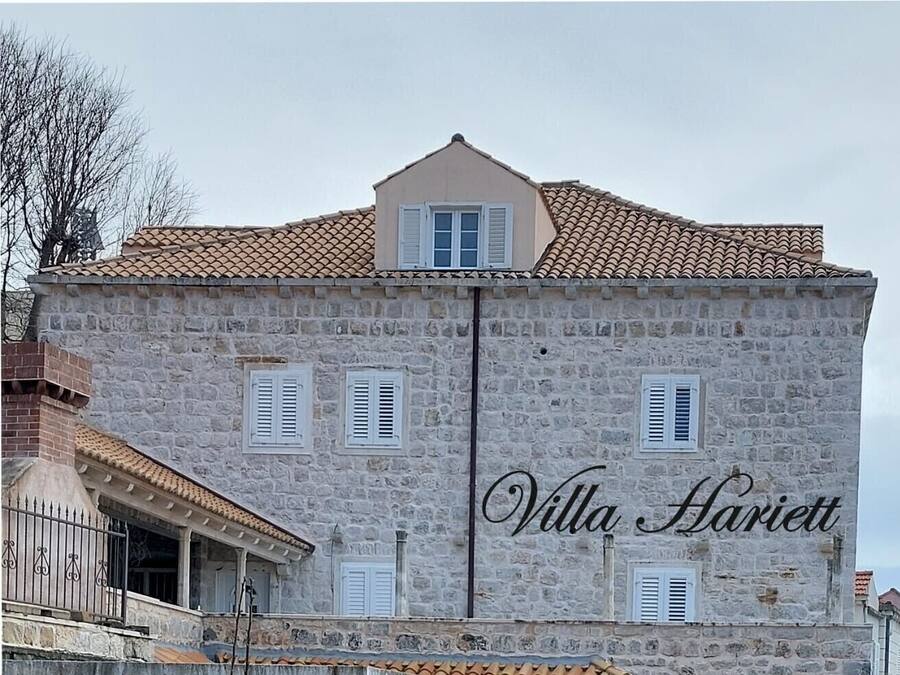 A stone building with the name "Villa Hariett" on its facade.