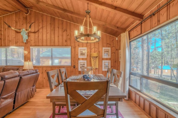 Dining - Northern Dancer - Stunning 3 Bdrm, Spacious, Hot Tub, Fireplaces (Ruidoso)