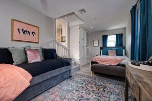 Silitysrauta/-lauta, Wi-Fi, vuodevaatteet