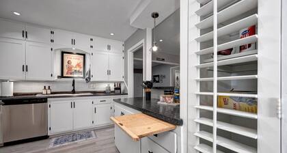 Horns Down Hideaway-4BR2BA Home Close to OU Campus