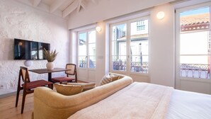 Tabla de planchar con plancha, cuna de viaje, wifi gratis y ropa de cama
