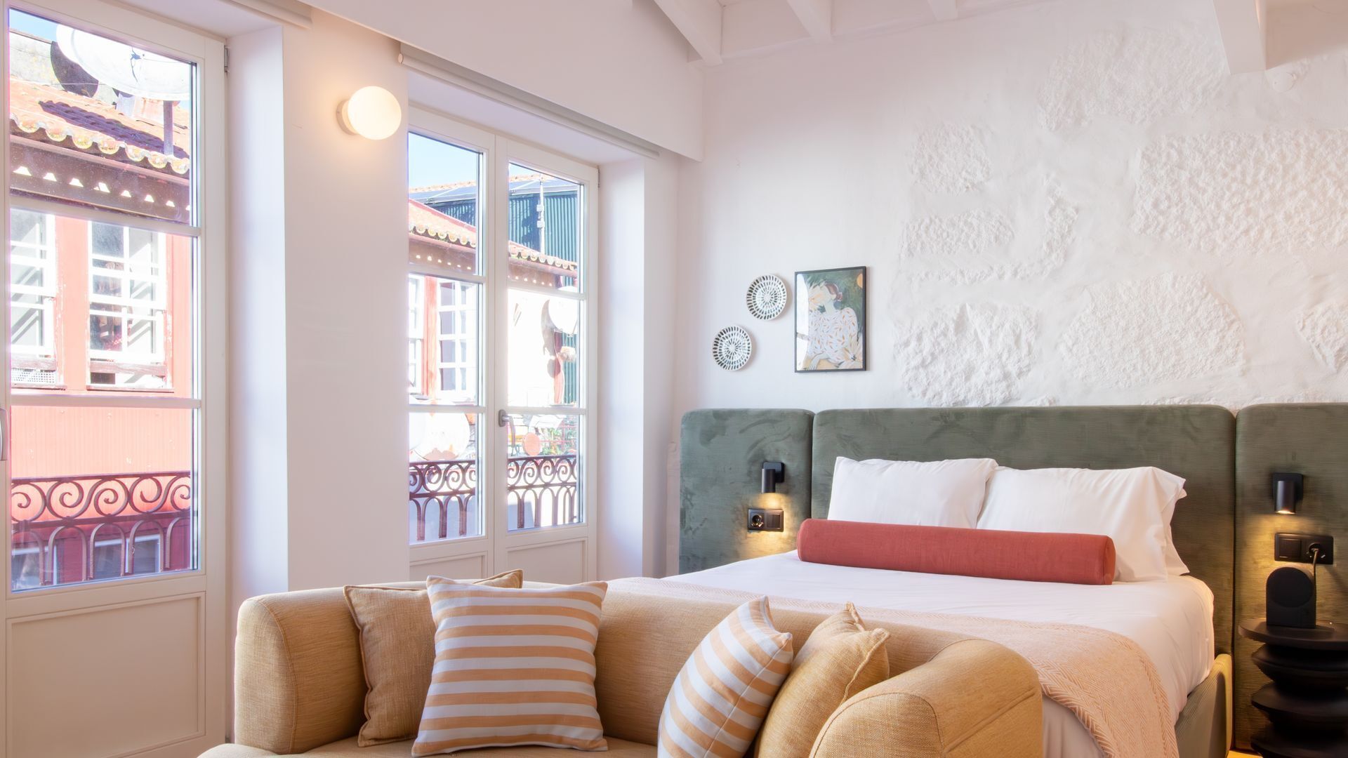 Tabla de planchar con plancha, wifi gratis, ropa de cama