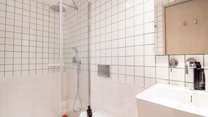 Hair dryer, towels - Bainharia 82: 202 + 302 + 402 (Porto)