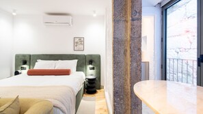 Tabla de planchar con plancha, wifi gratis y ropa de cama 