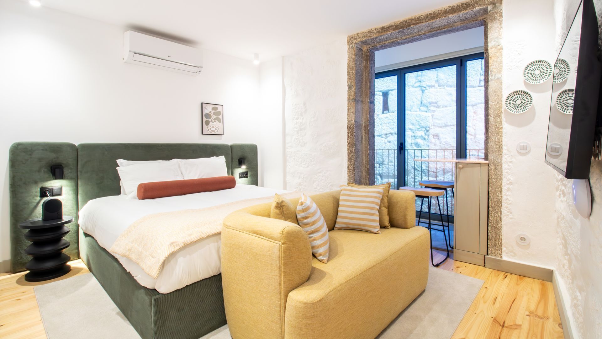 Iron/ironing board, free WiFi, bed sheets