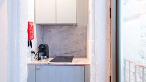 Kühlschrank, Mikrowelle, Herdplatte, Geschirrspüler