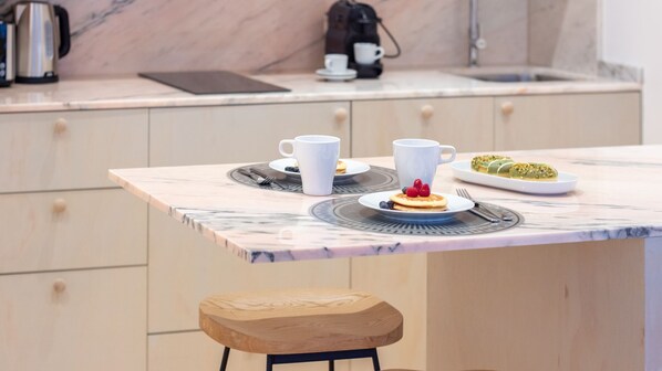 Kjøleskap, mikrobølgeovn, kokeplater og oppvaskmaskin