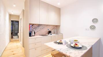 Kjøleskap, mikrobølgeovn, kokeplater og oppvaskmaskin