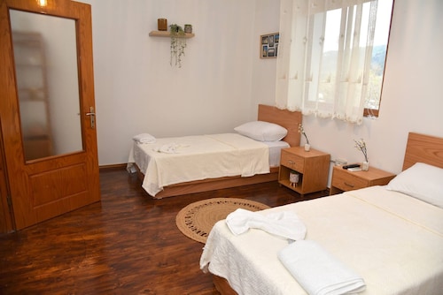 Room-woodlands Apartments