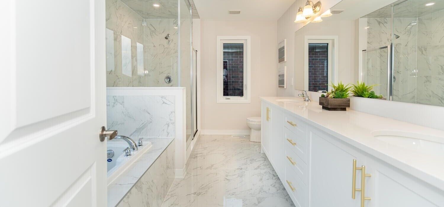 Suihku, hiustenkuivaaja, pyyhkeet, saippua