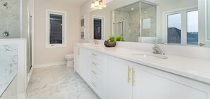 Suihku, hiustenkuivaaja, pyyhkeet, saippua