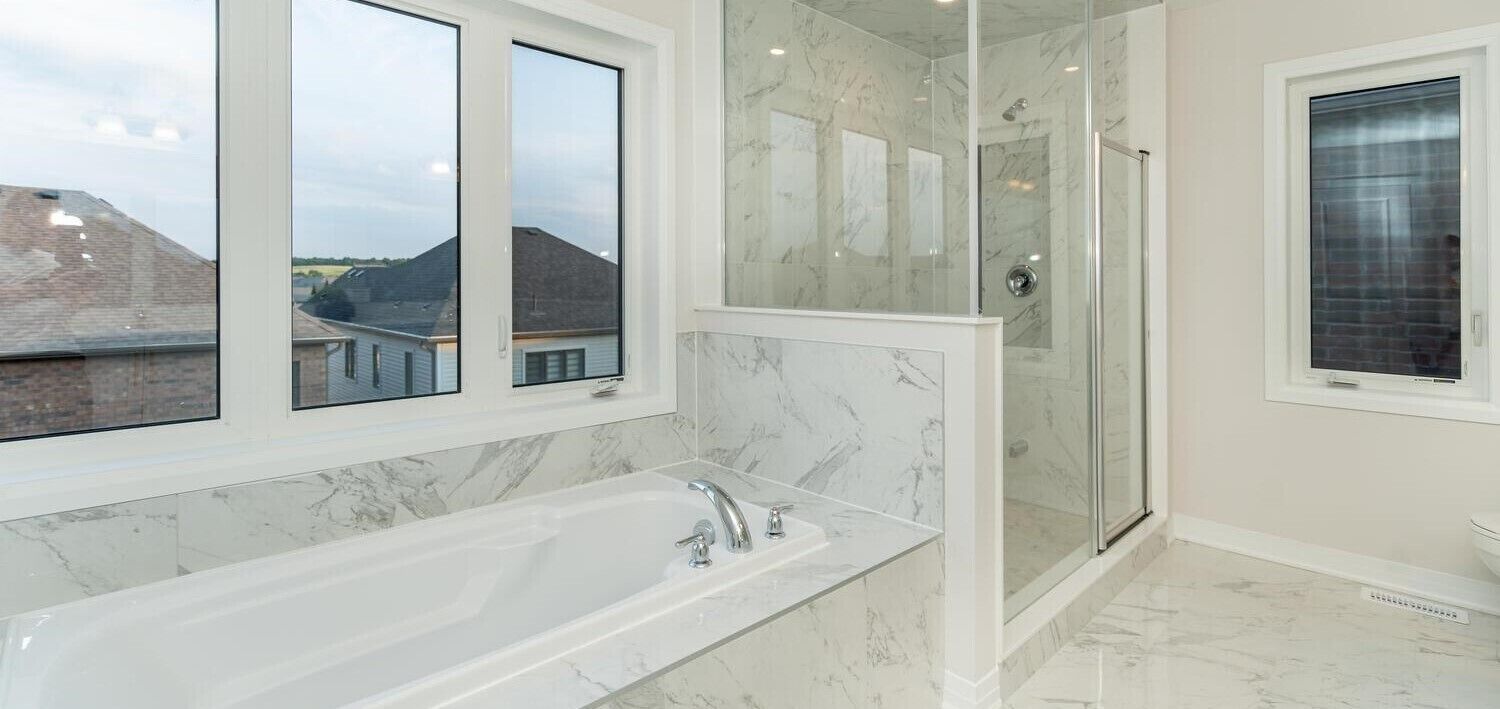 Suihku, hiustenkuivaaja, pyyhkeet, saippua