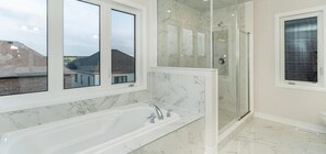 Suihku, hiustenkuivaaja, pyyhkeet, saippua