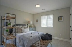 Tabla de planchar con plancha, wifi y ropa de cama