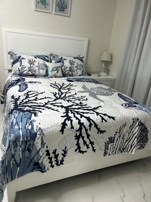 Tabla de planchar con plancha, wifi y ropa de cama